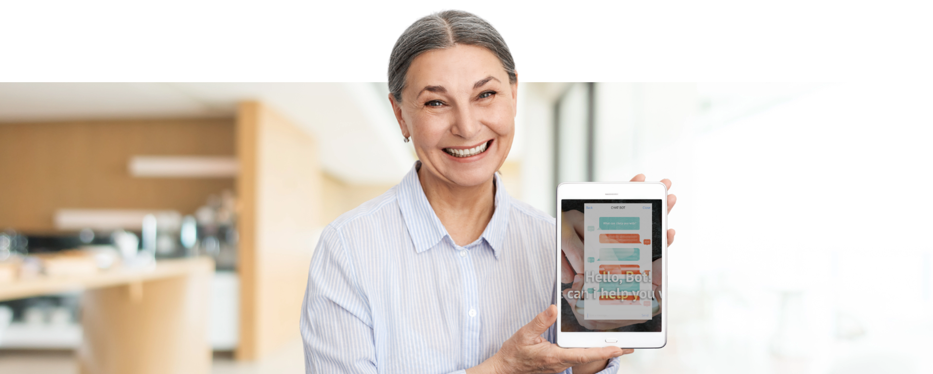 Mujer sonriente con una table